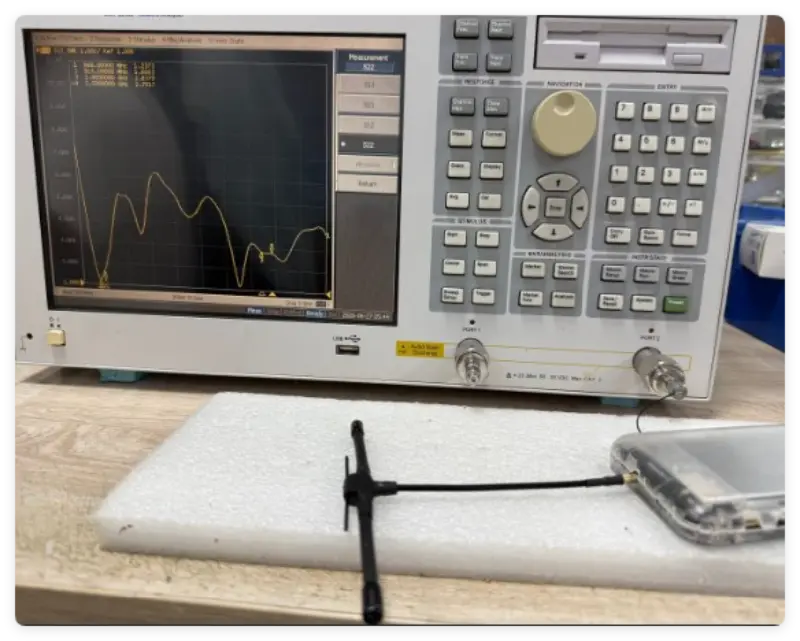 Proč je důležité při výběru antény věnovat pozornost VSWR (Voltage Standing Wave Ratio)?